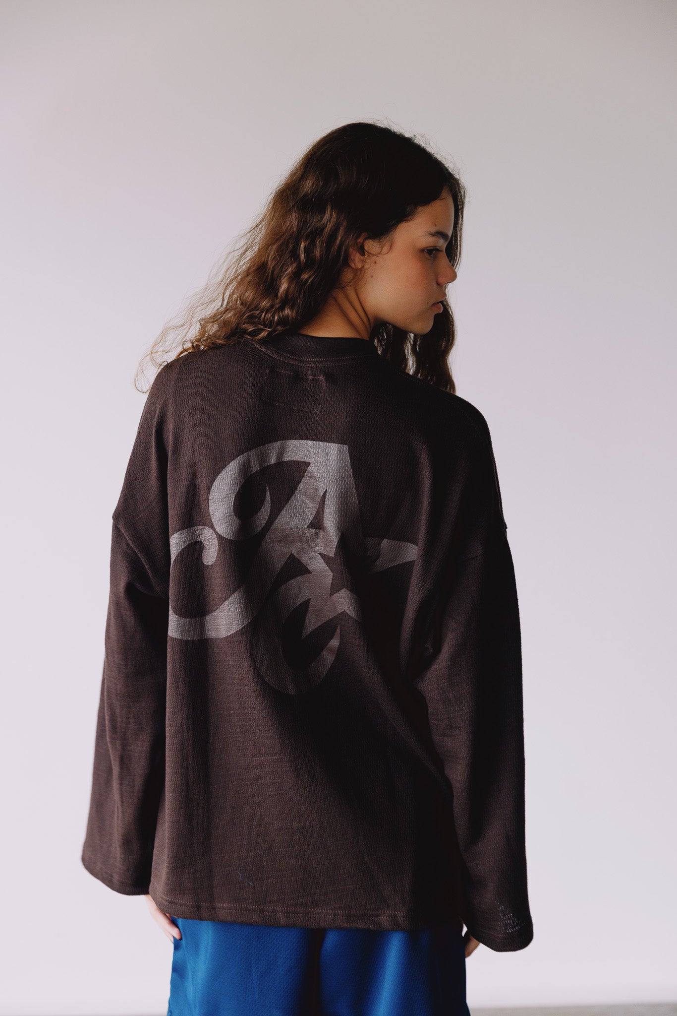 LONGSLEEVE A EMBLEM MARROM