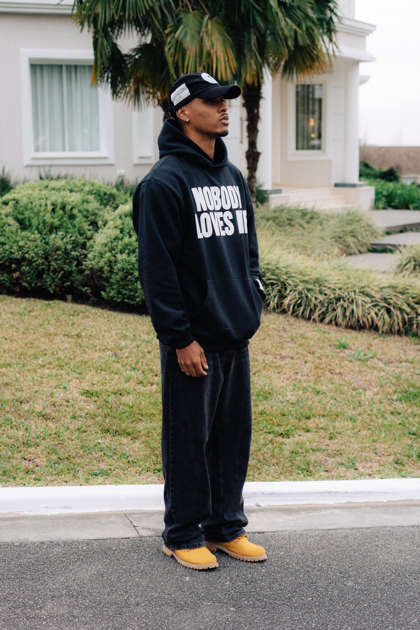 BLACK SWEATSHIRT NOBODY LOVES ME LIKE JESUS
