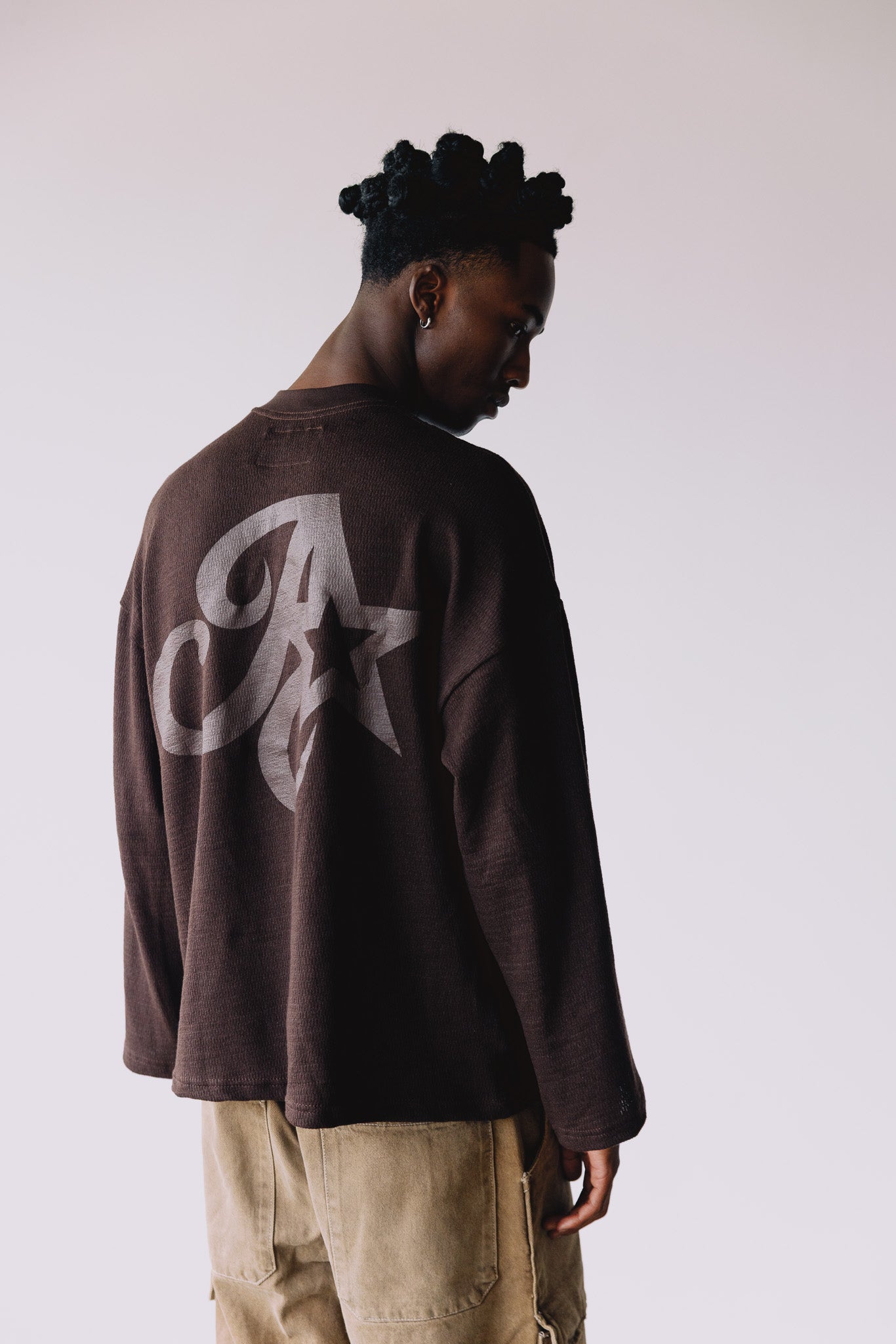 LONGSLEEVE A EMBLEM MARROM