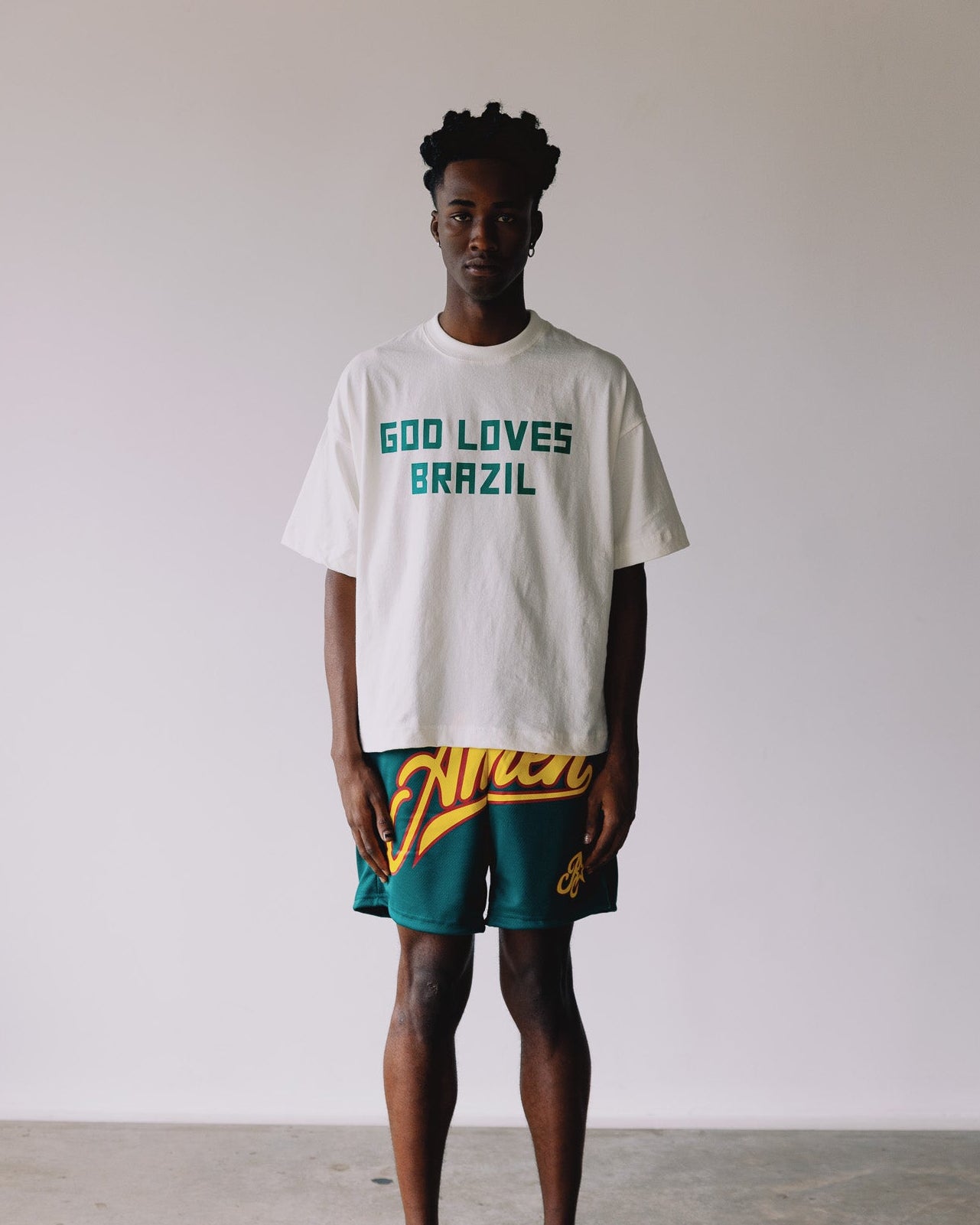 CAMISETA GOD LOVES BRAZIL OFF WHITE