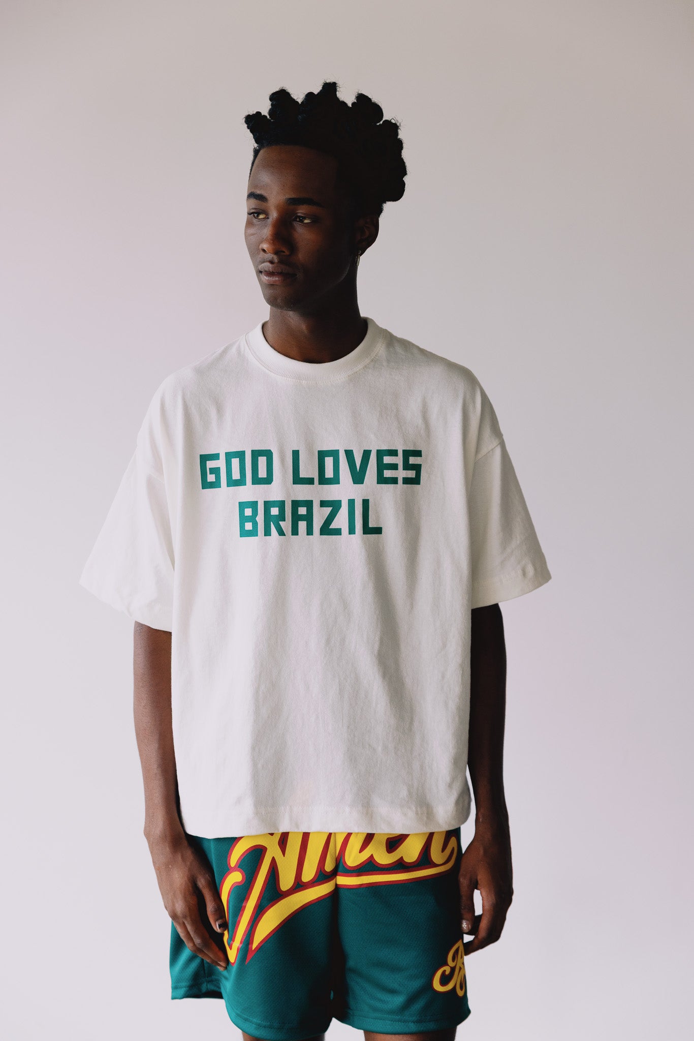 CAMISETA GOD LOVES BRAZIL OFF WHITE