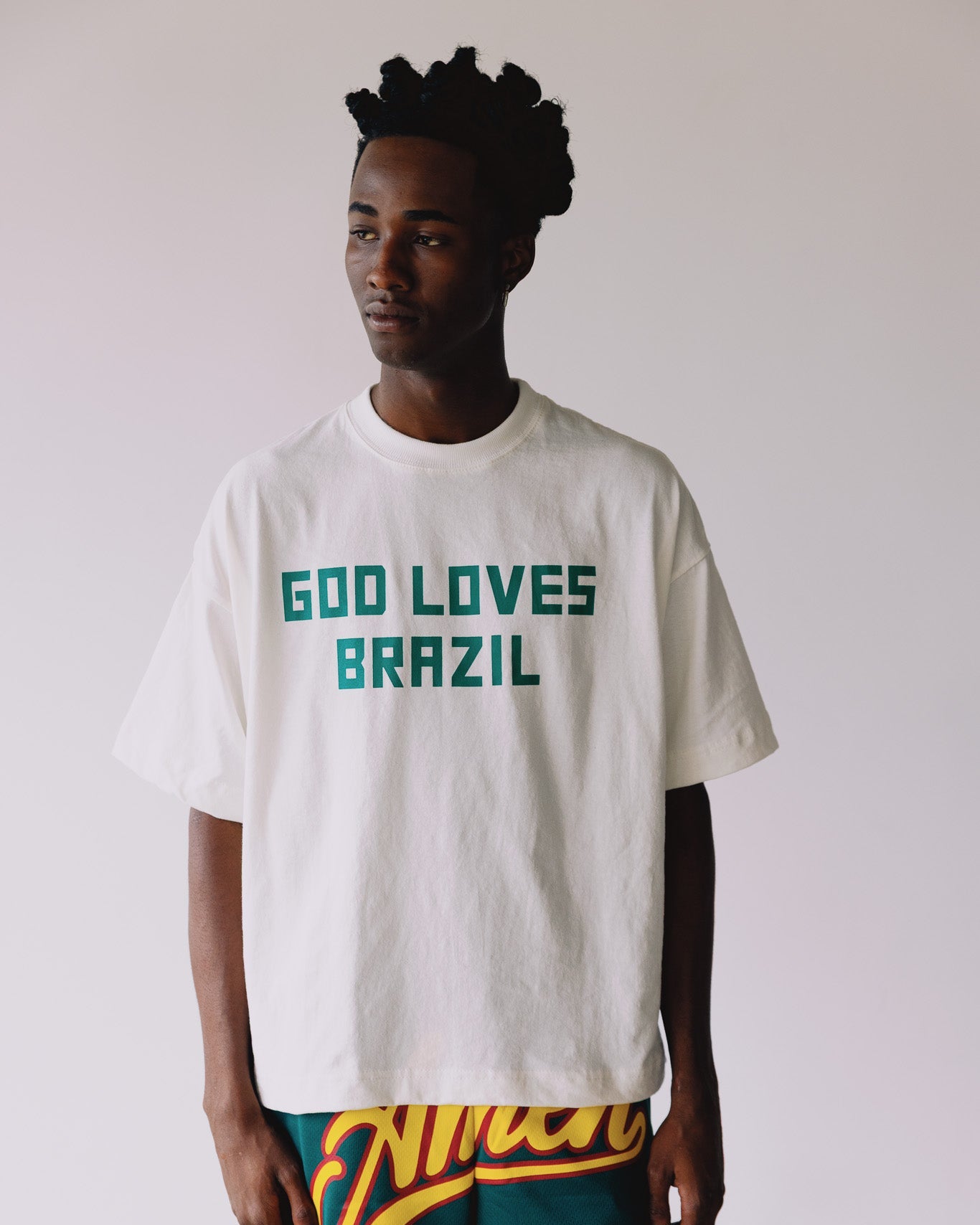 CAMISETA GOD LOVES BRAZIL OFF WHITE
