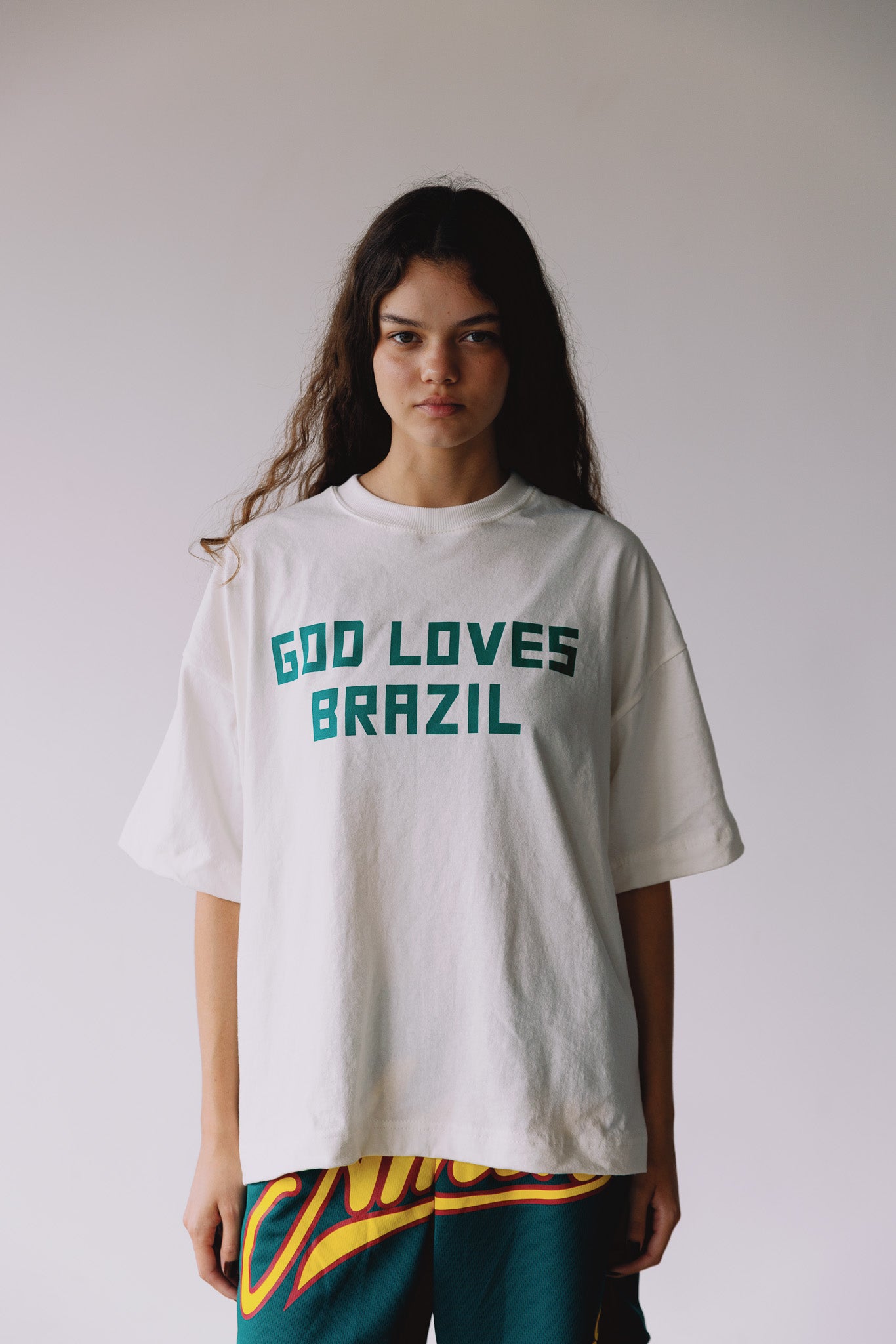 CAMISETA GOD LOVES BRAZIL OFF WHITE
