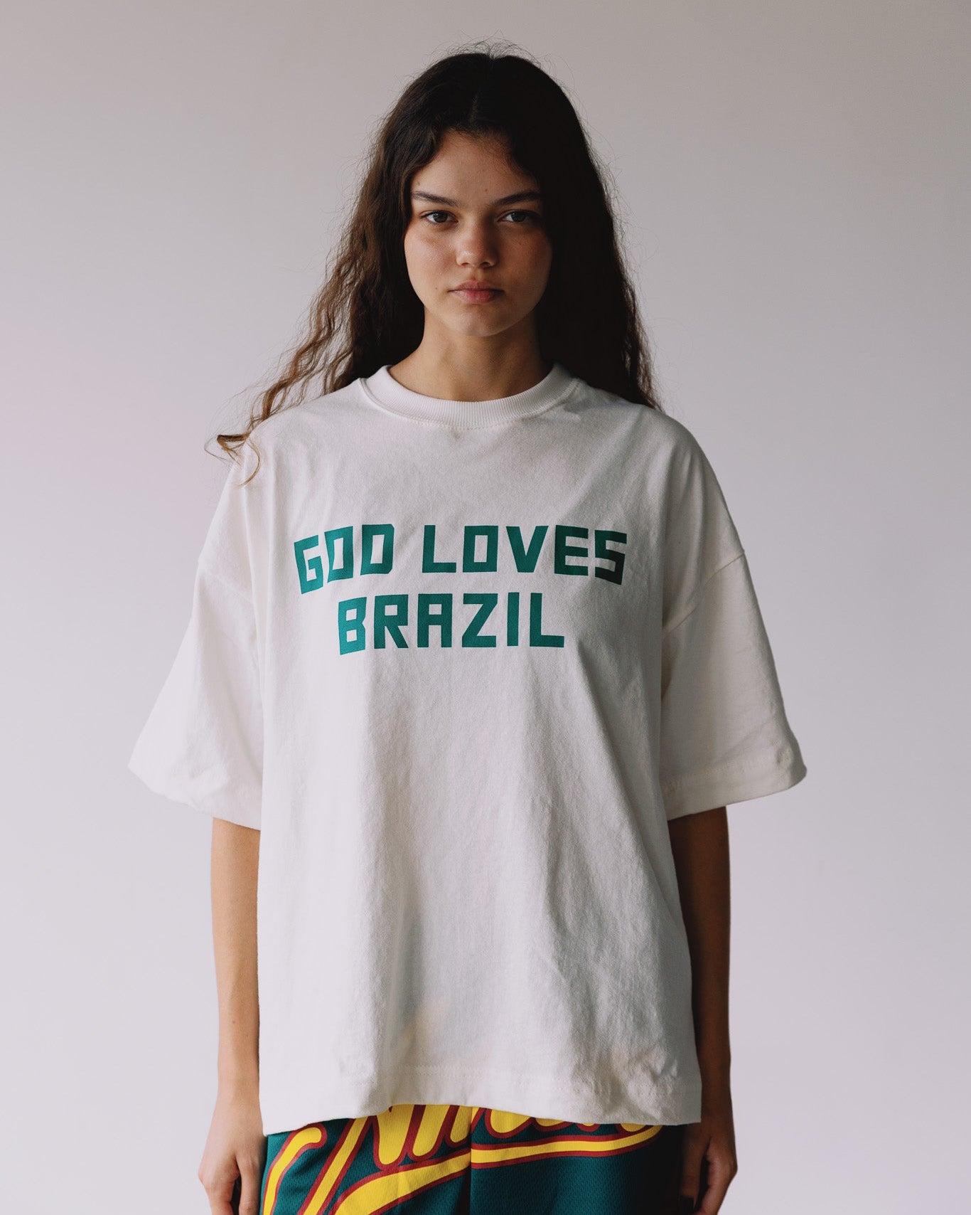 CAMISETA GOD LOVES BRAZIL OFF WHITE