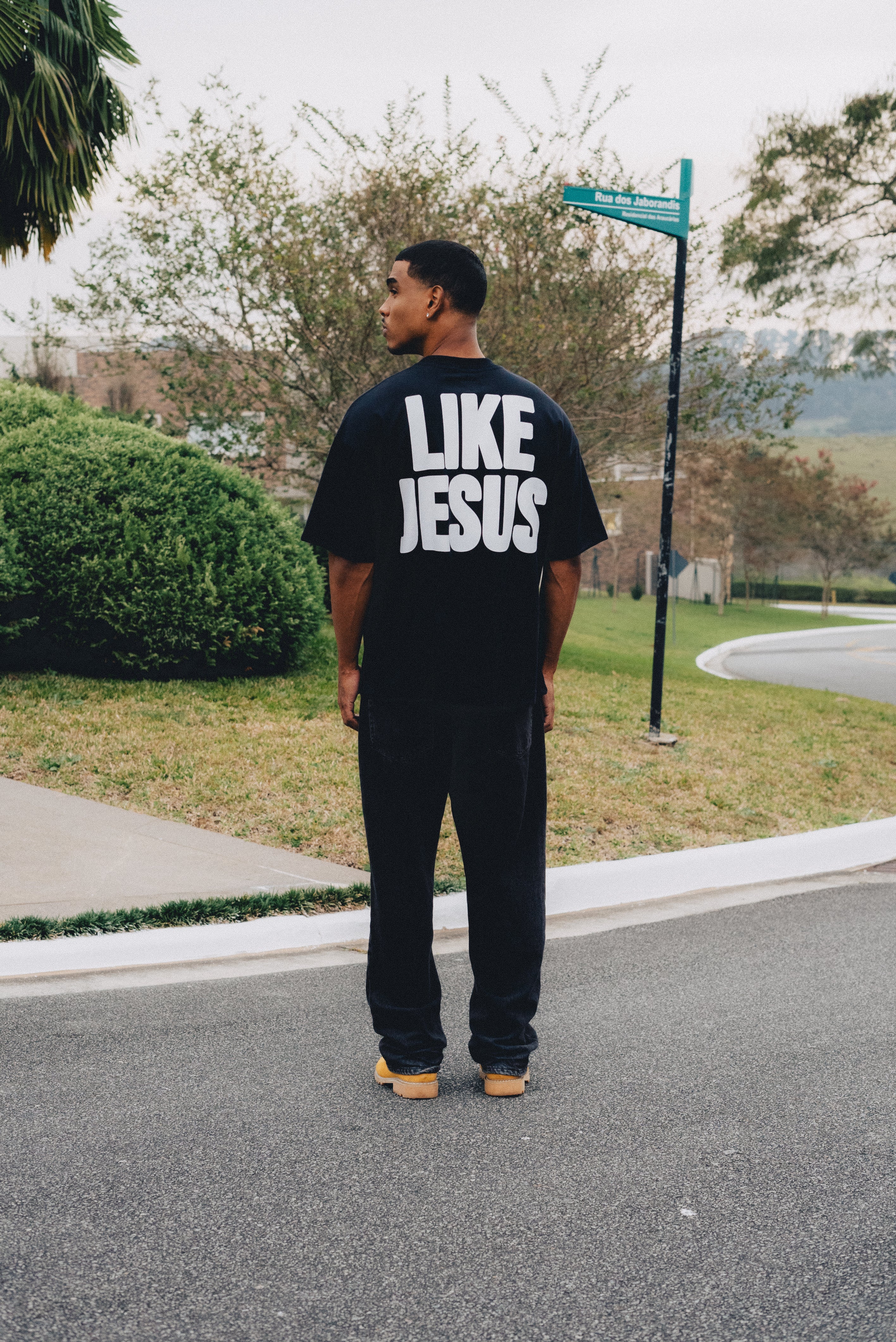 CAMISETA PRETA NOBODY LOVES ME LIKE JESUS
