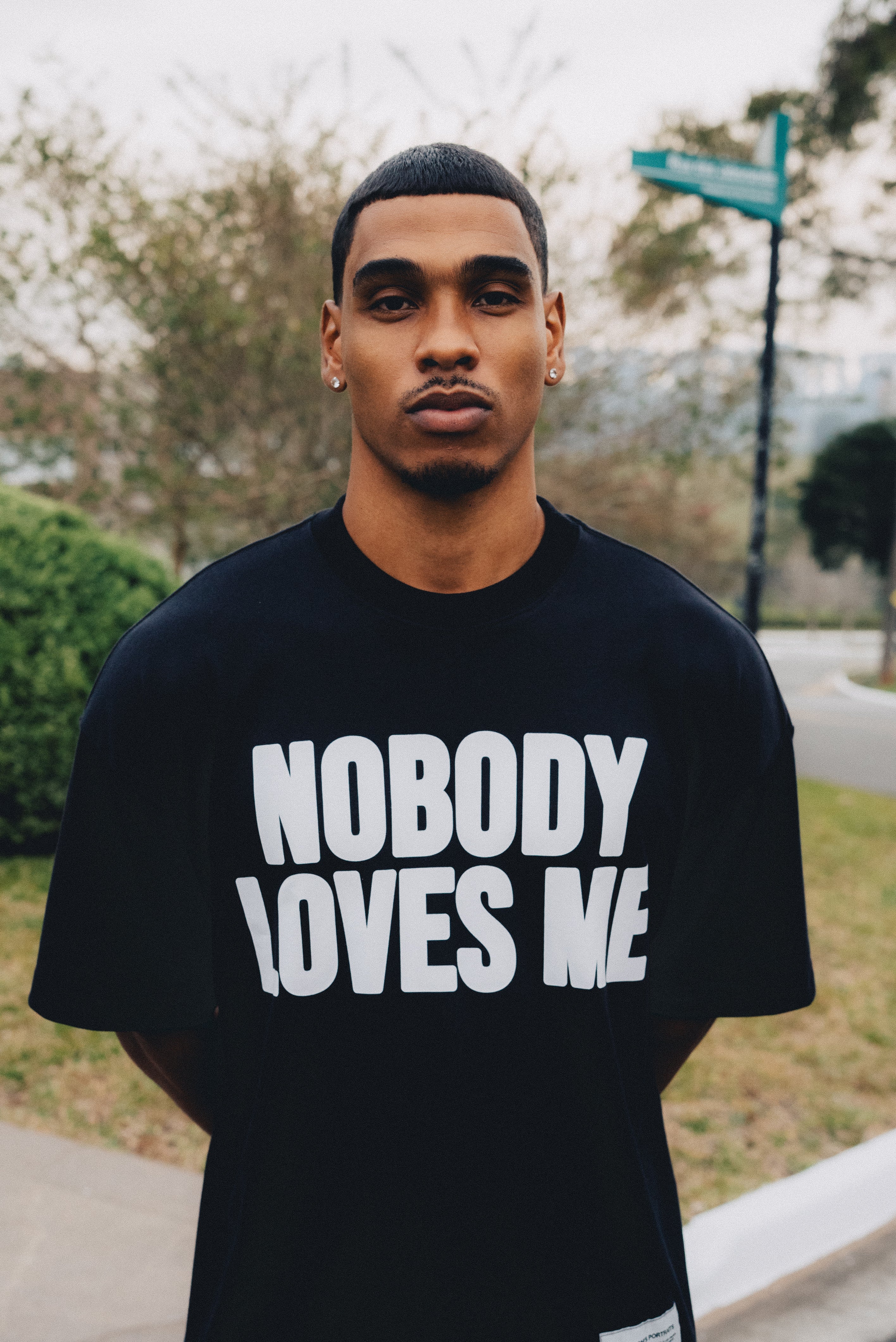 CAMISETA PRETA NOBODY LOVES ME LIKE JESUS