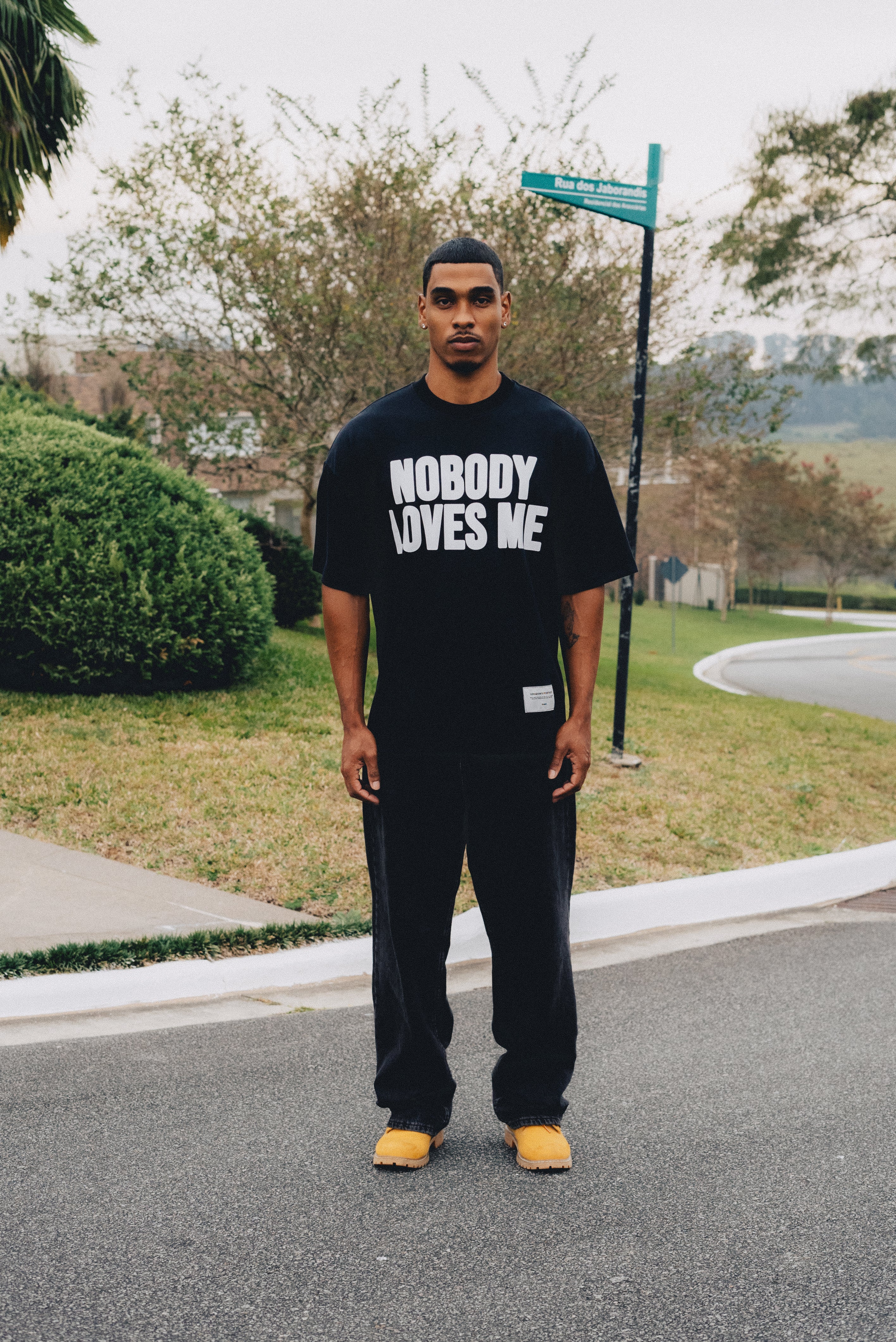 CAMISETA PRETA NOBODY LOVES ME LIKE JESUS