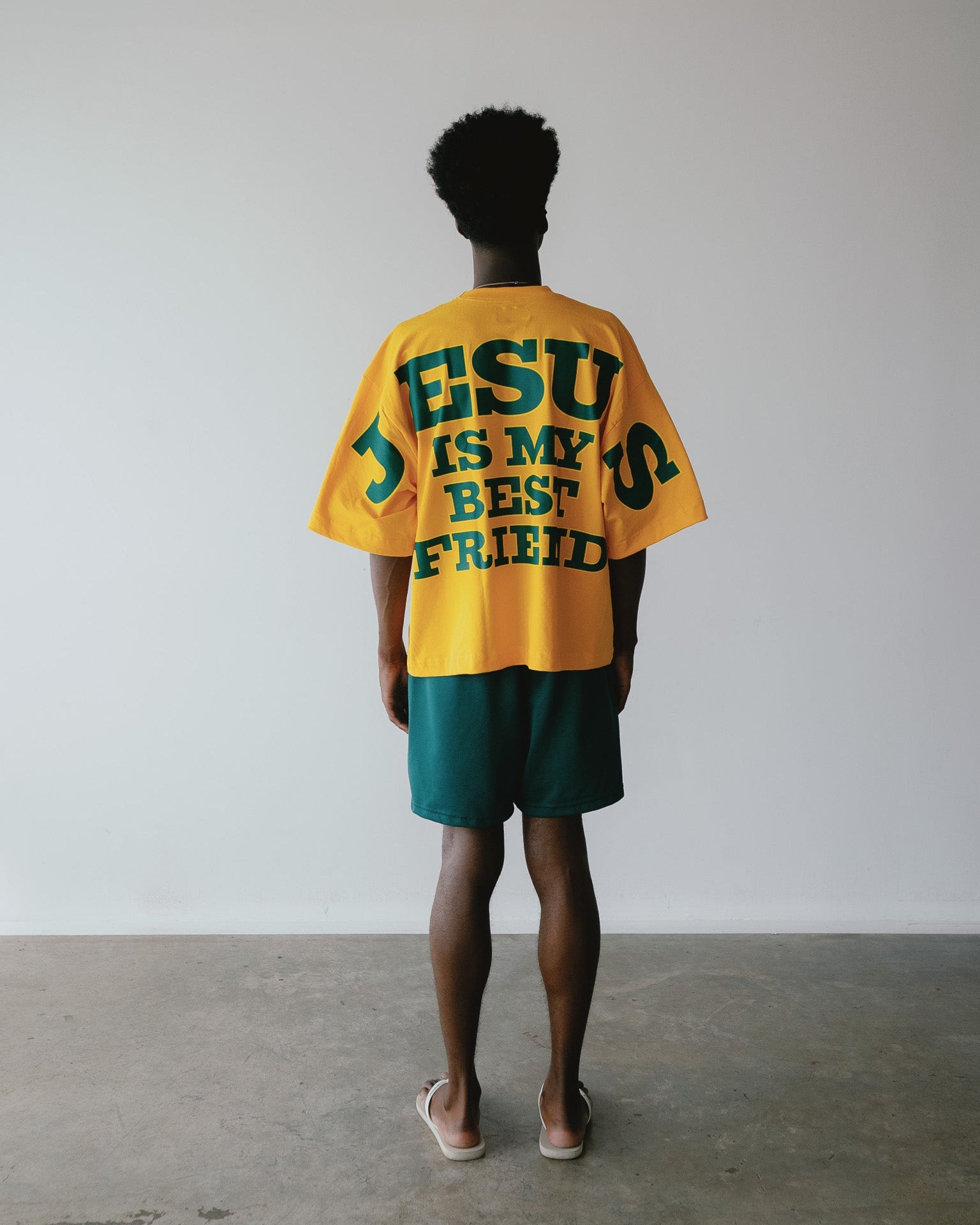 CAMISETA JESUS IS MY BEST FRIEND AMARELA