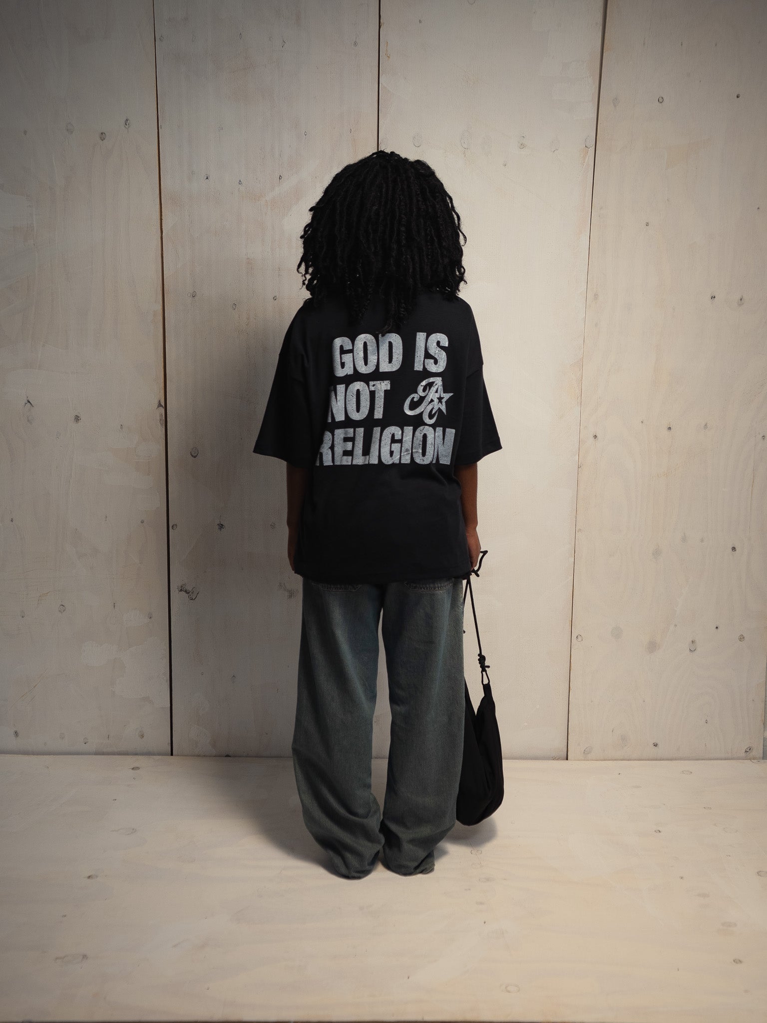 CAMISETA GOD IS NOT A RELIGION PRETA