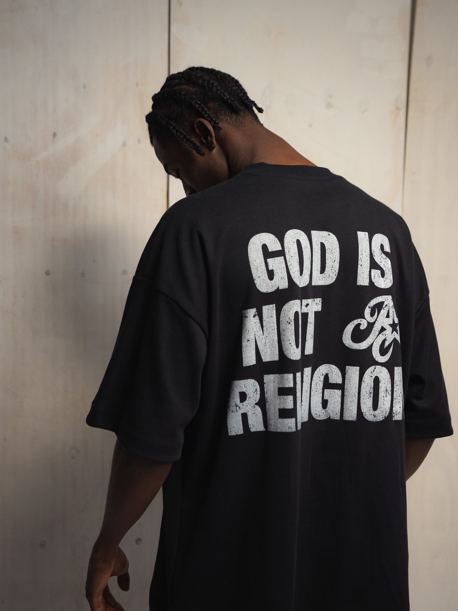 CAMISETA GOD IS NOT A RELIGION PRETA