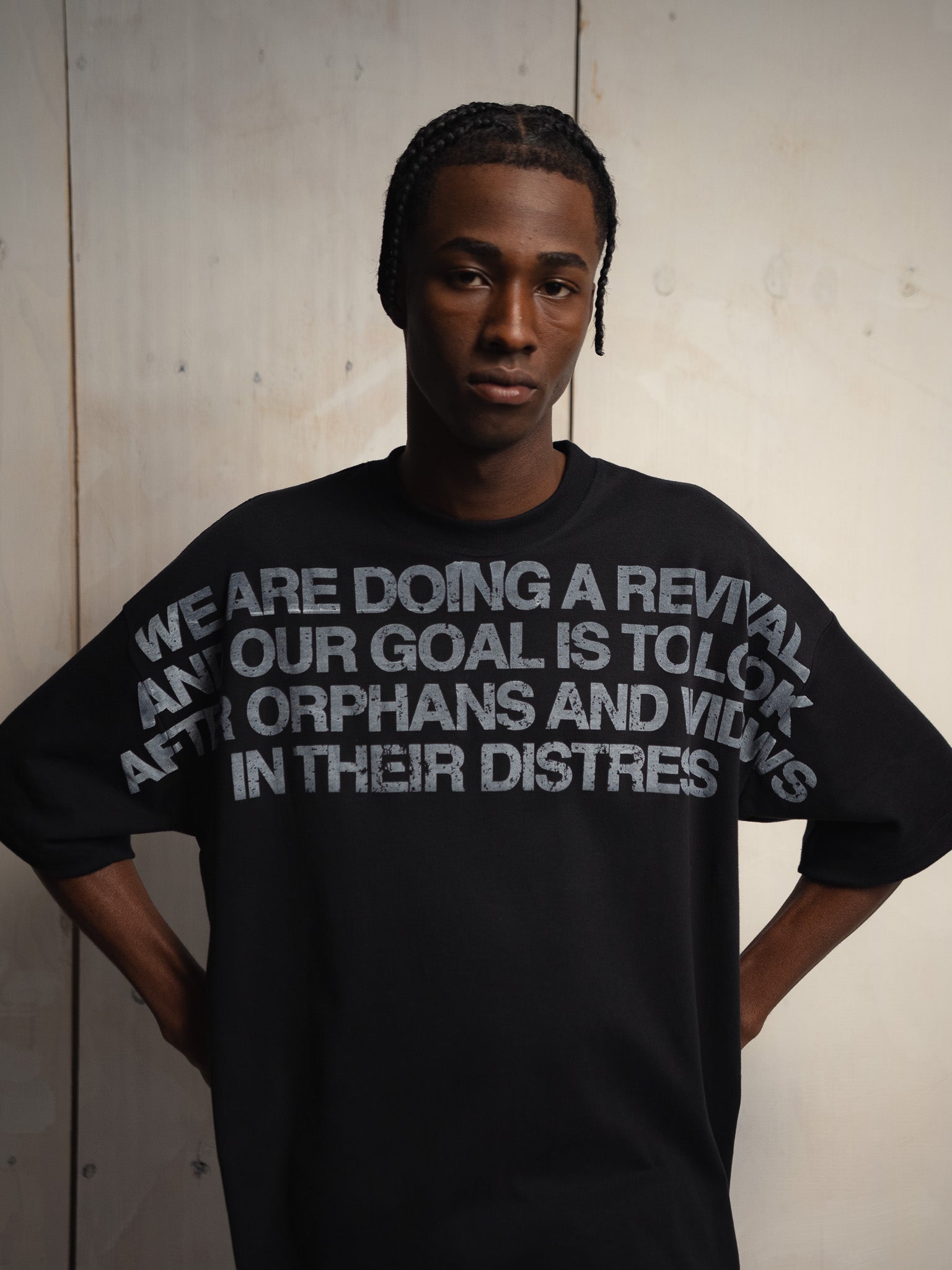 CAMISETA GOD IS NOT A RELIGION PRETA