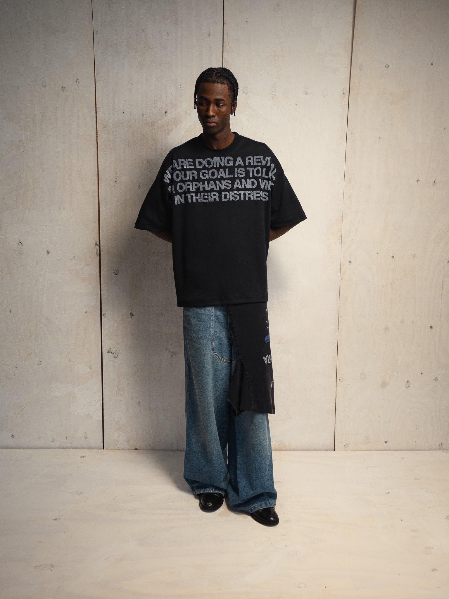 CAMISETA GOD IS NOT A RELIGION PRETA