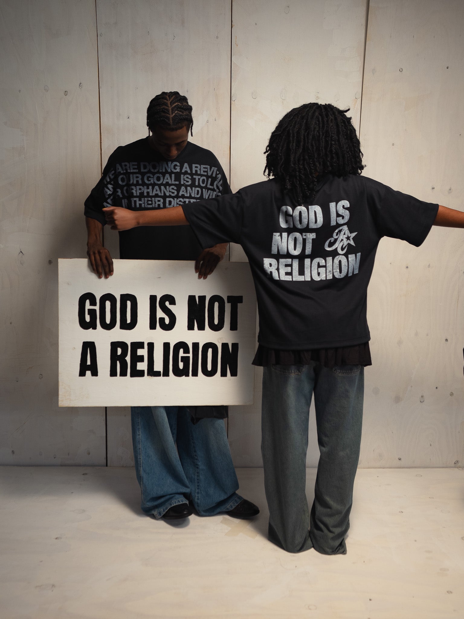 CAMISETA GOD IS NOT A RELIGION PRETA