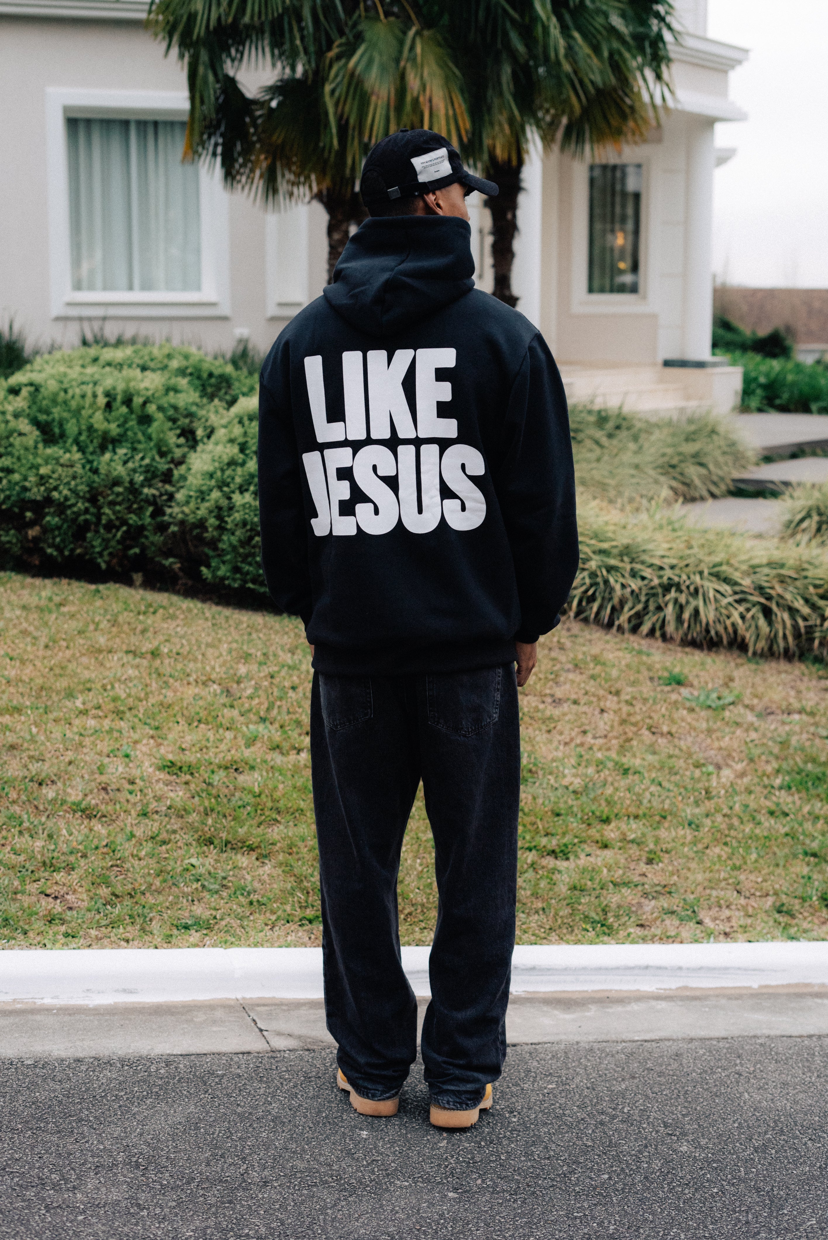 MOLETOM PRETO NOBODY LOVES ME LIKE JESUS