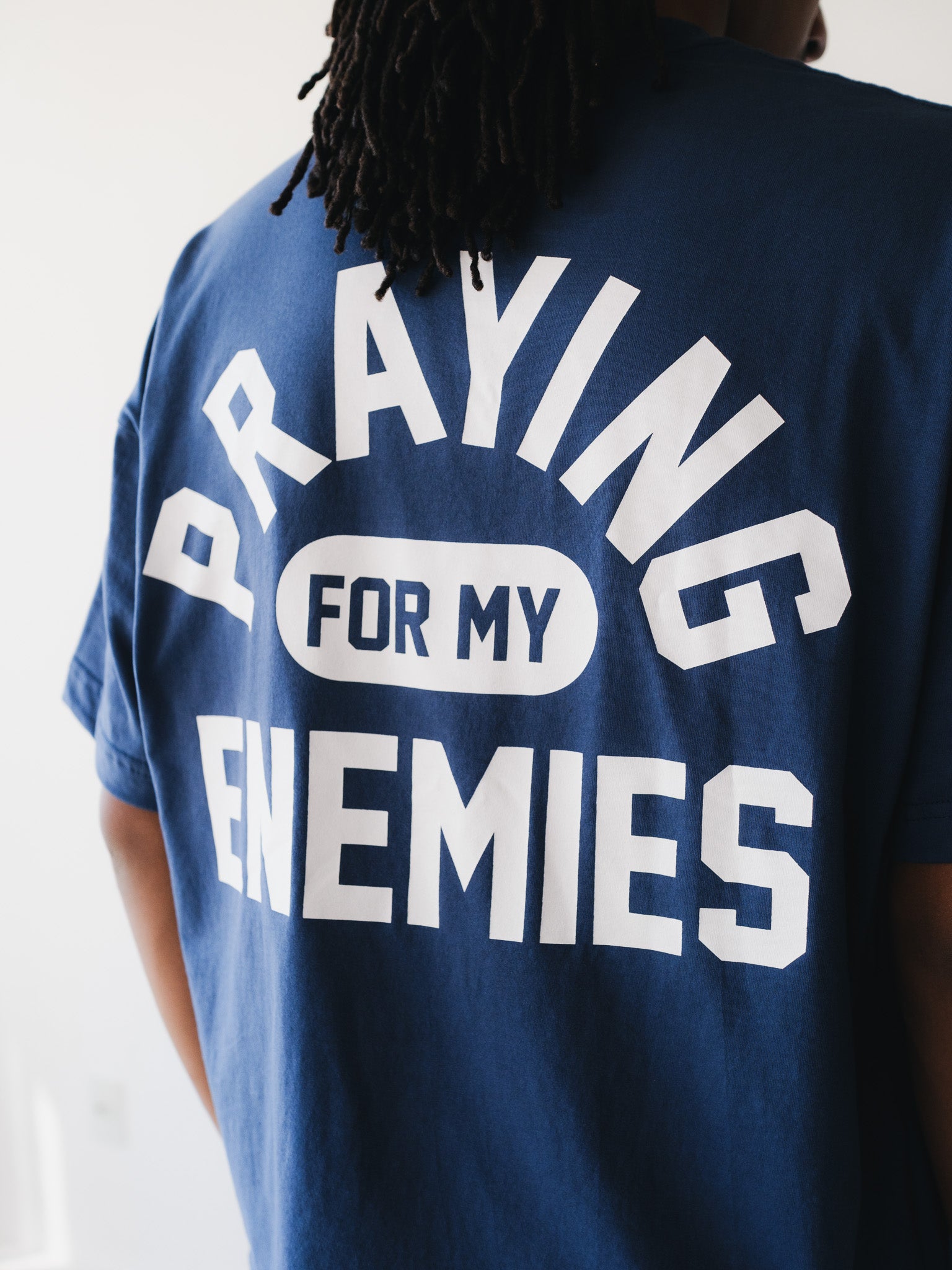 [PRÉ-VENDA] CAMISETA PRAYING FOR MY ENEMIES NAVY