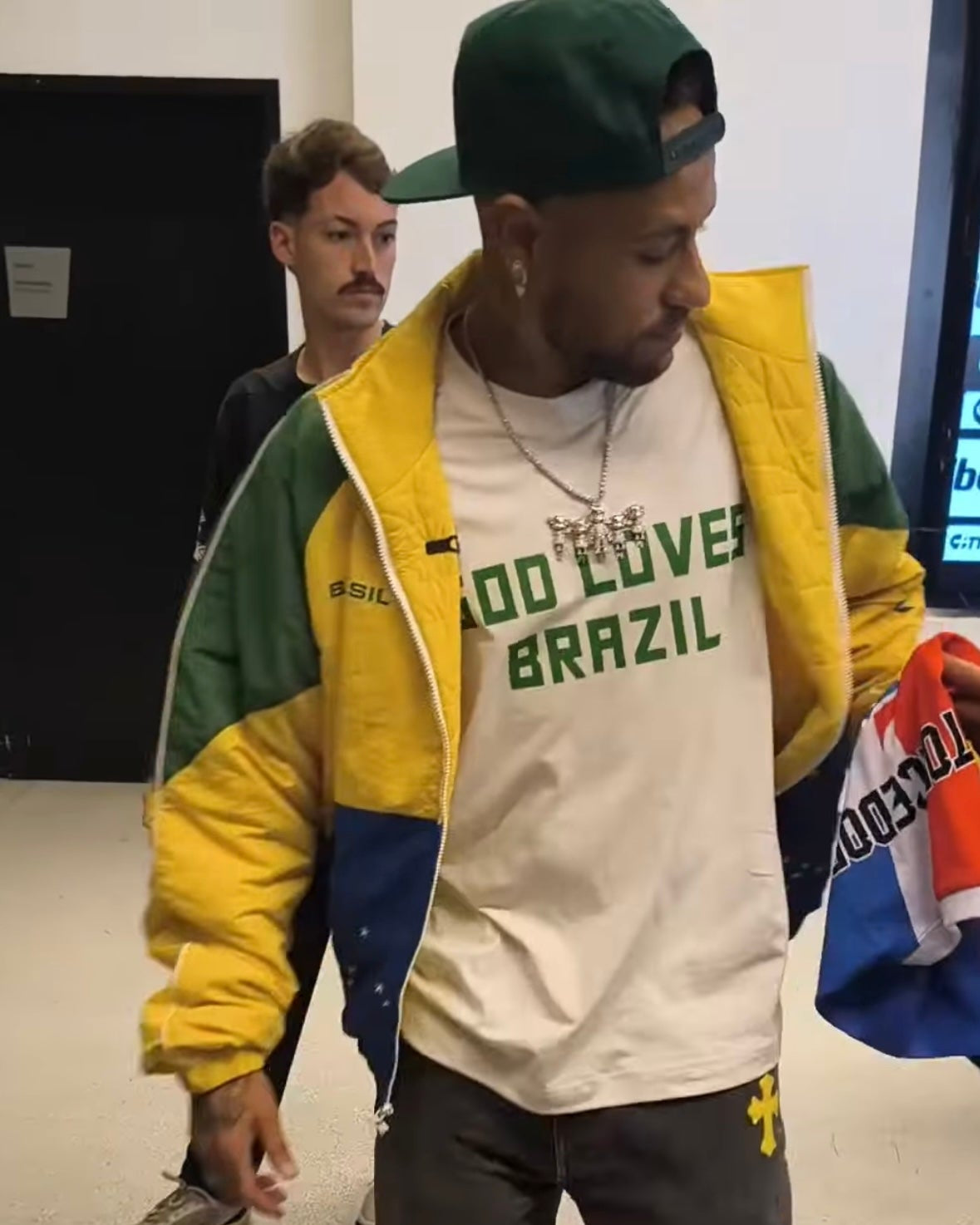 CAMISETA GOD LOVES BRAZIL OFF WHITE