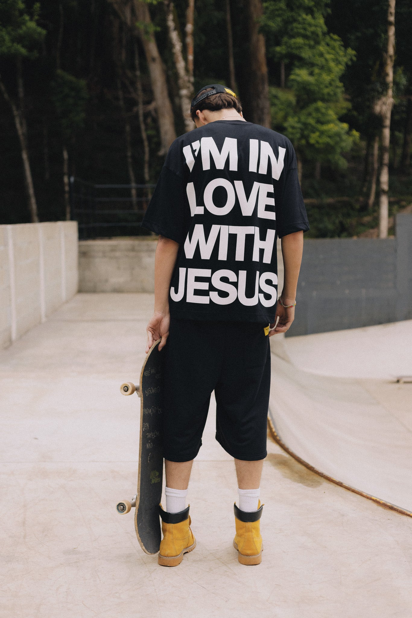 CAMISETA PRETA IN LOVE WITH JESUS